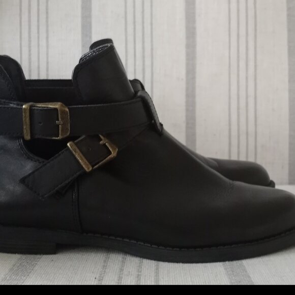 'Bella~Vita' Black Leather Boot Size 6.5M EUC - Picture 1 of 16
